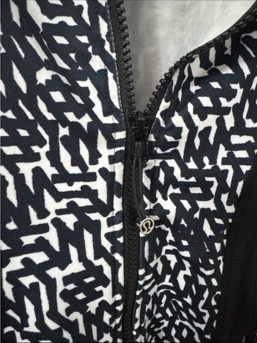 lululemon athletica Men’s Black & White Patterned Zip Jacket